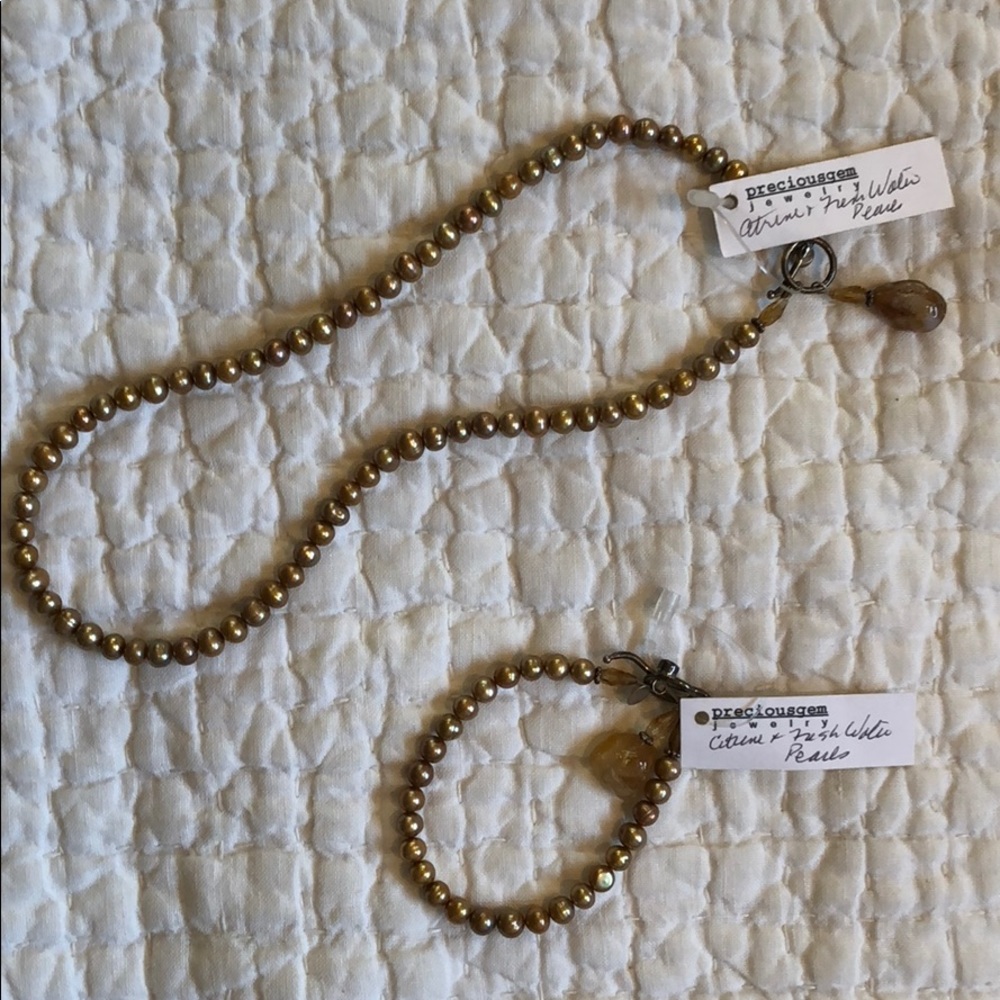 Beautiful freshwater pearl set.